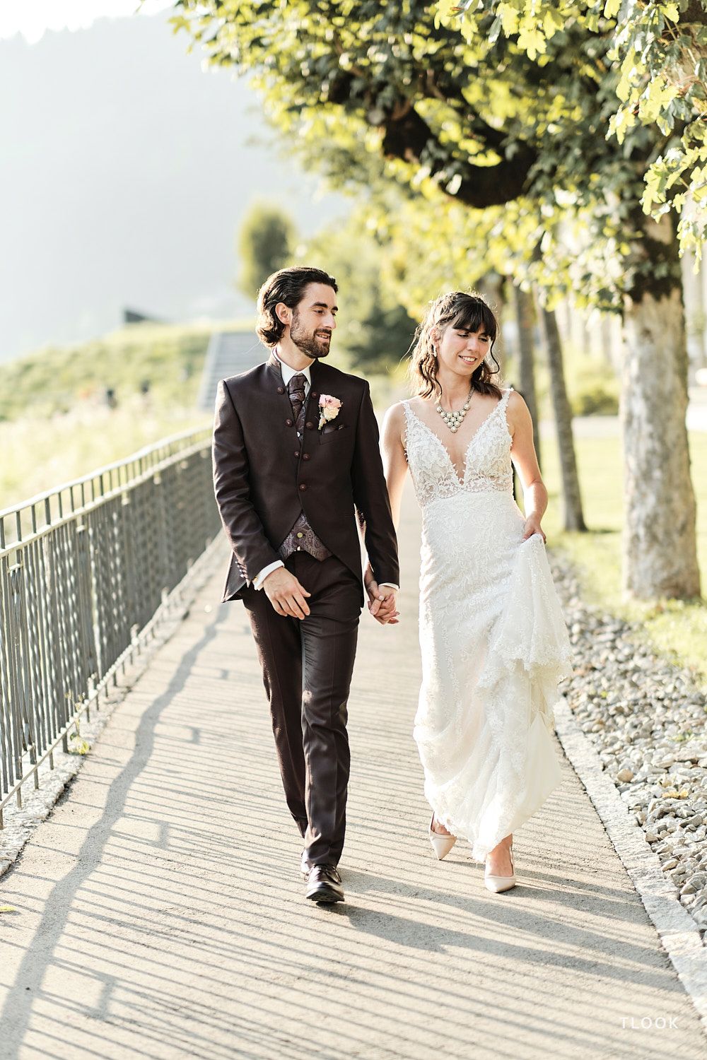 TLOOK photographe de mariage de style documentaire, au royalp de villars soirée portraits des mariés dans le parc
