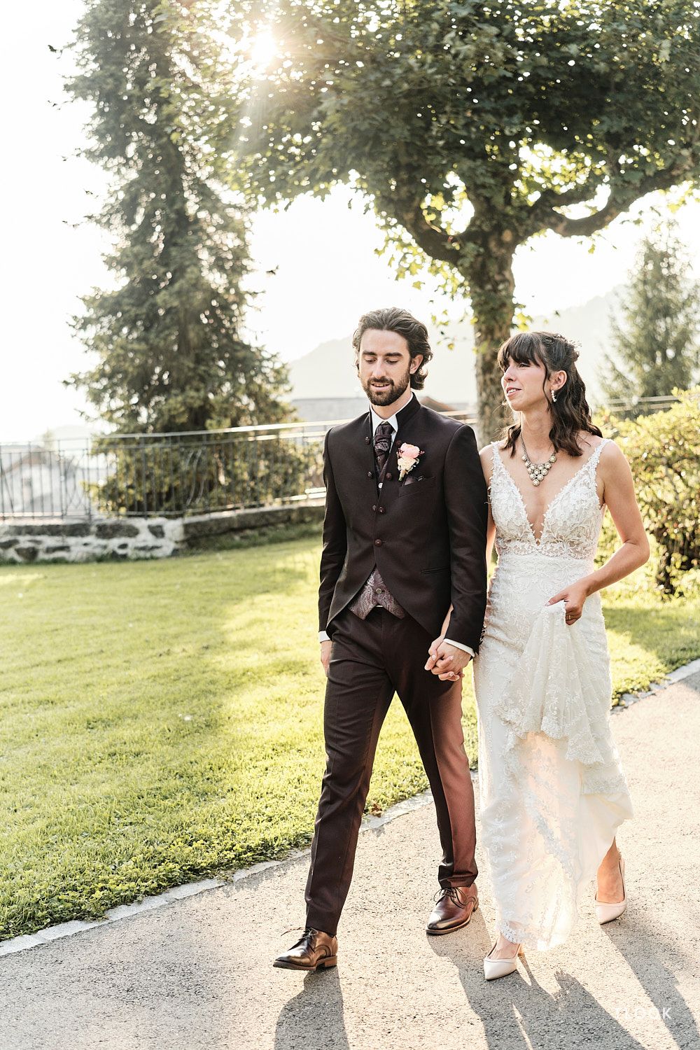 TLOOK photographe de mariage de style documentaire, au royalp de villars soirée portraits des mariés dans le parc