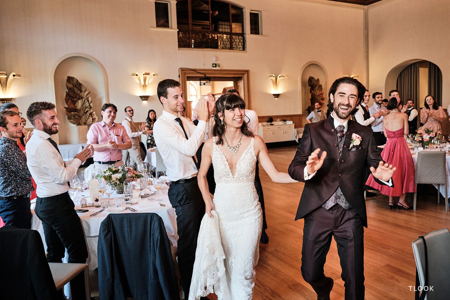 TLOOK photographe de mariage de style documentaire, au royalp de villars soirée entrée en salle des mariés