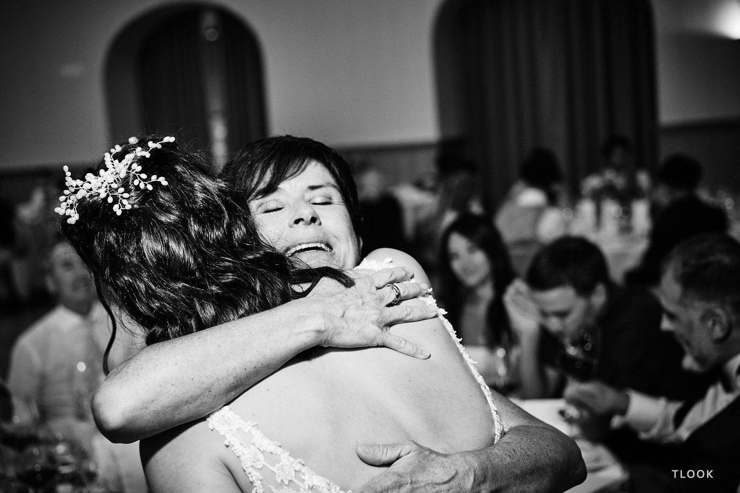 TLOOK photographe de mariage de style documentaire, au royalp de villars soirée la maman et la mariée