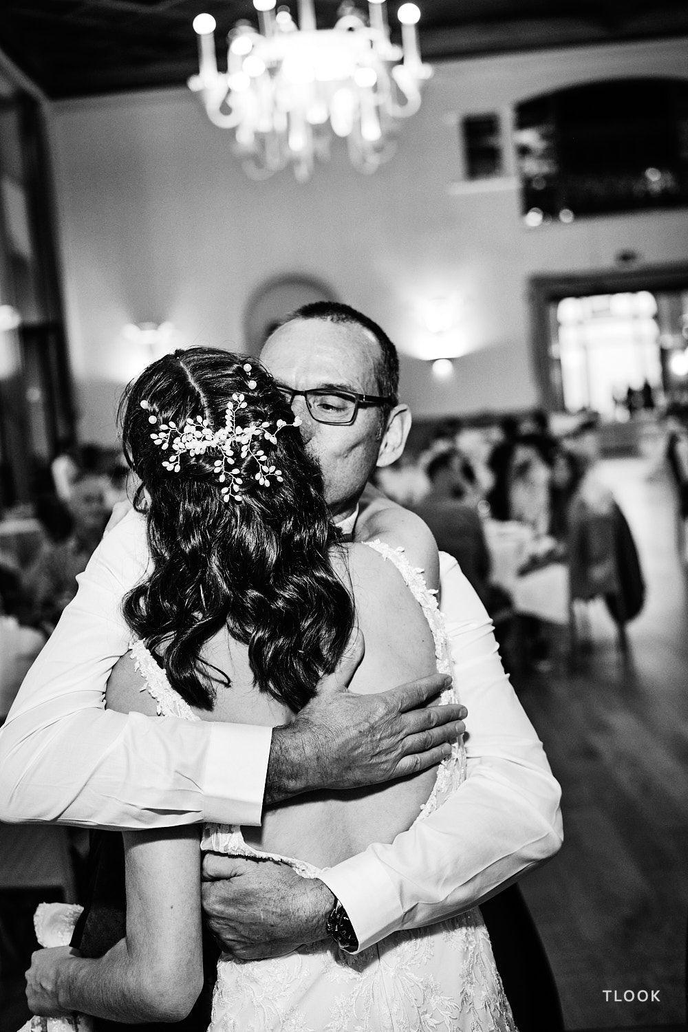TLOOK photographe de mariage de style documentaire, au royalp de villars soirée invité et la mariée