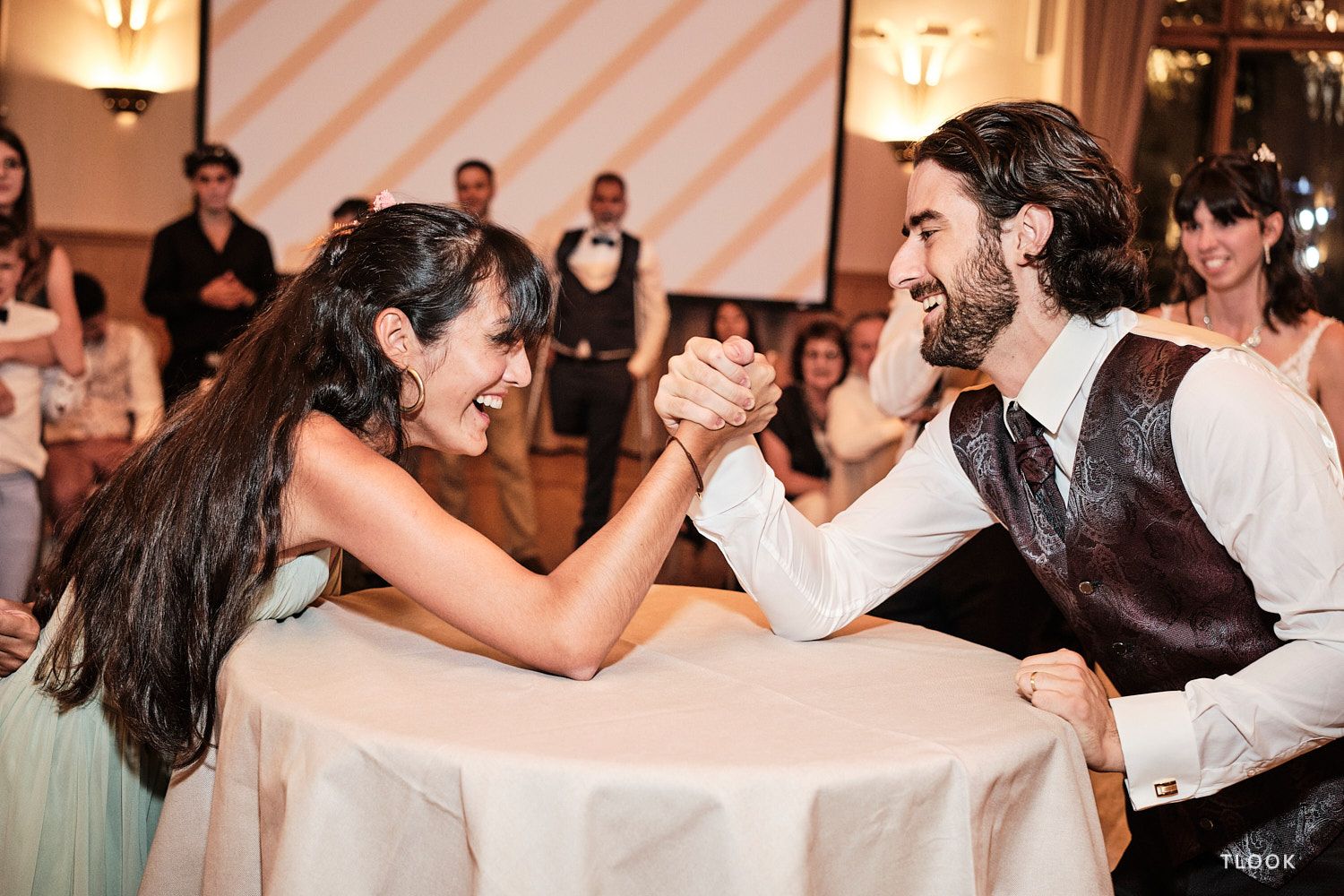 TLOOK photographe de mariage de style documentaire, au royalp de villars soirée jeu