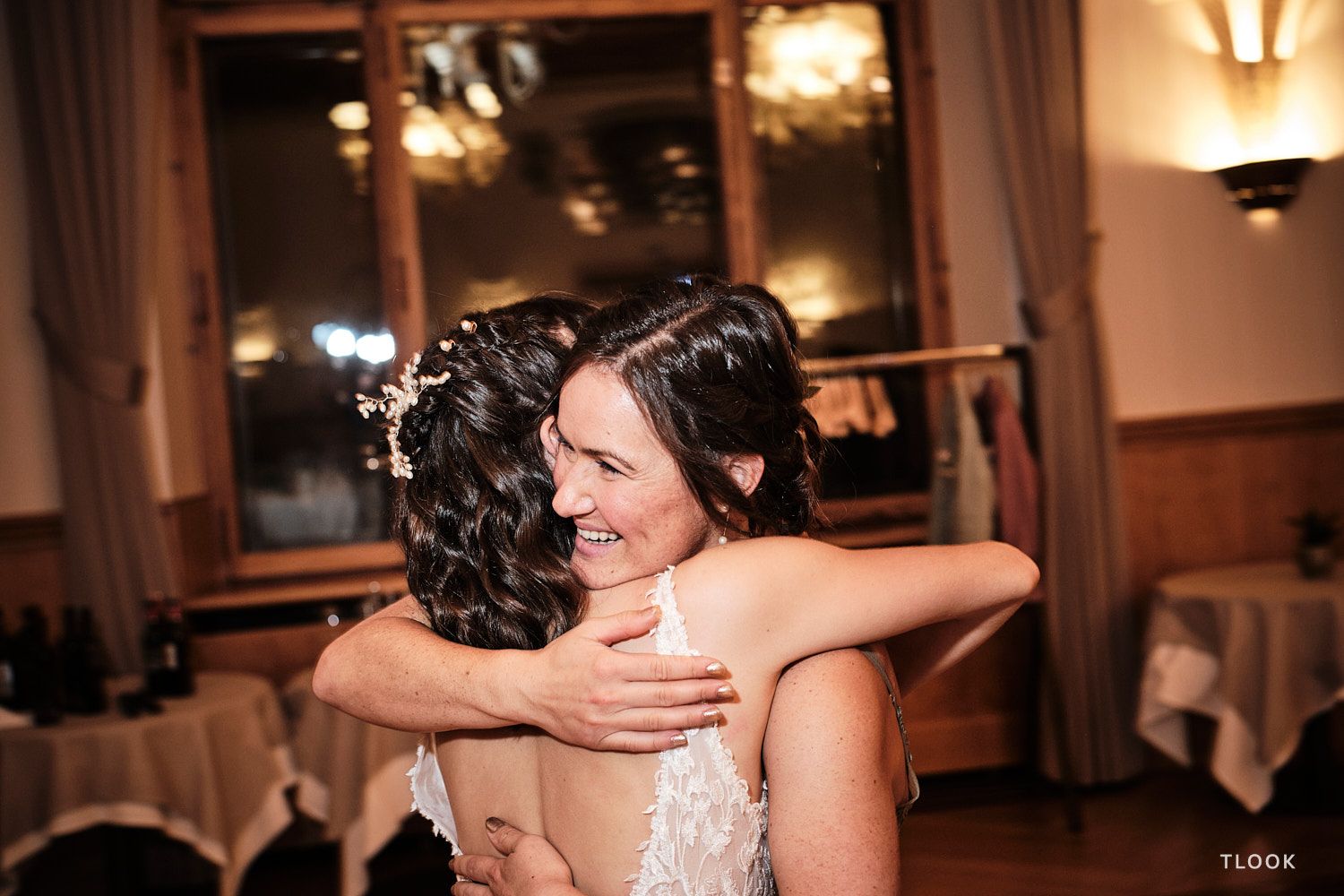 TLOOK photographe de mariage de style documentaire, au royalp de villars soirée invitée et mariée