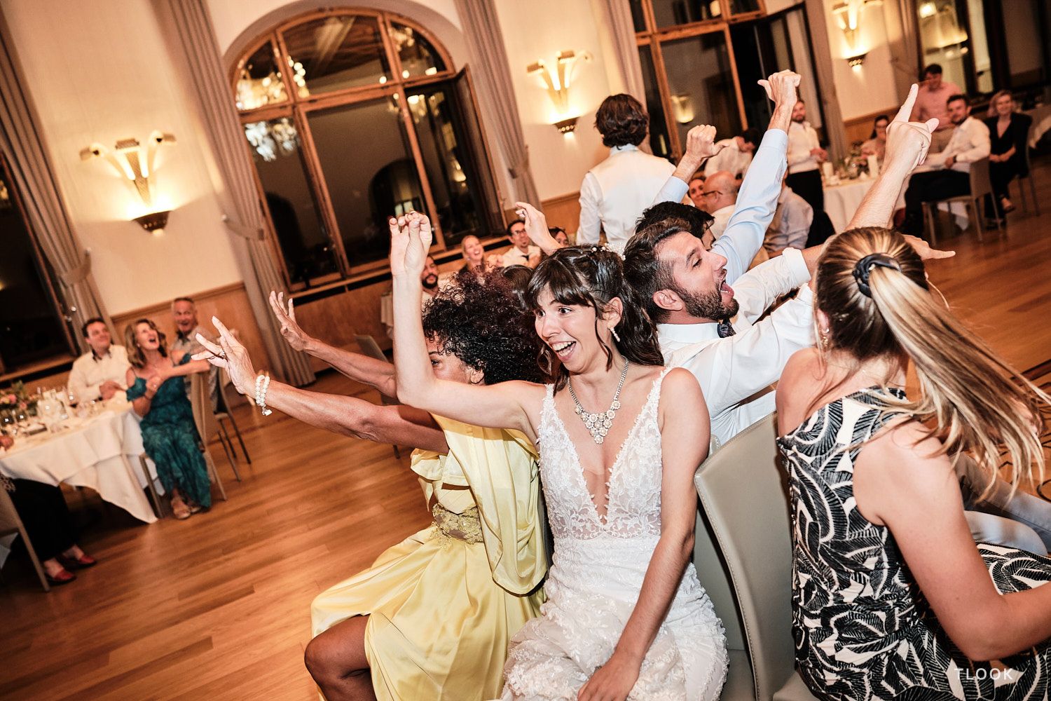 TLOOK photographe de mariage de style documentaire, au royalp de villars soirée jeu des 12 mois