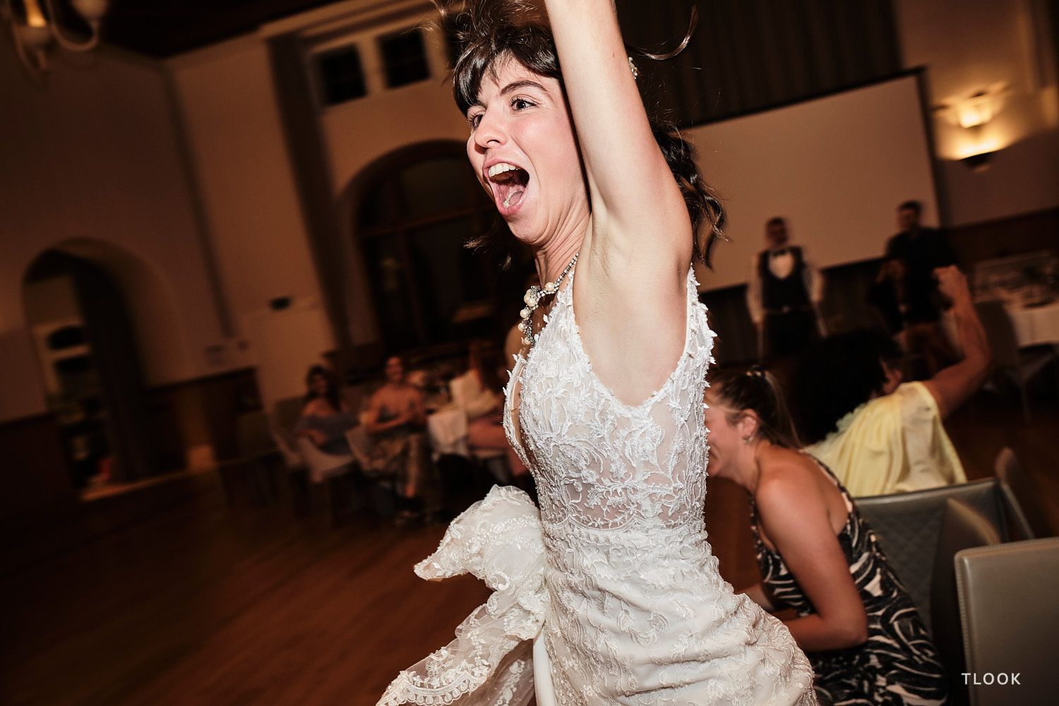 TLOOK photographe de mariage de style documentaire, au royalp de villars soirée jeu des 12 mois