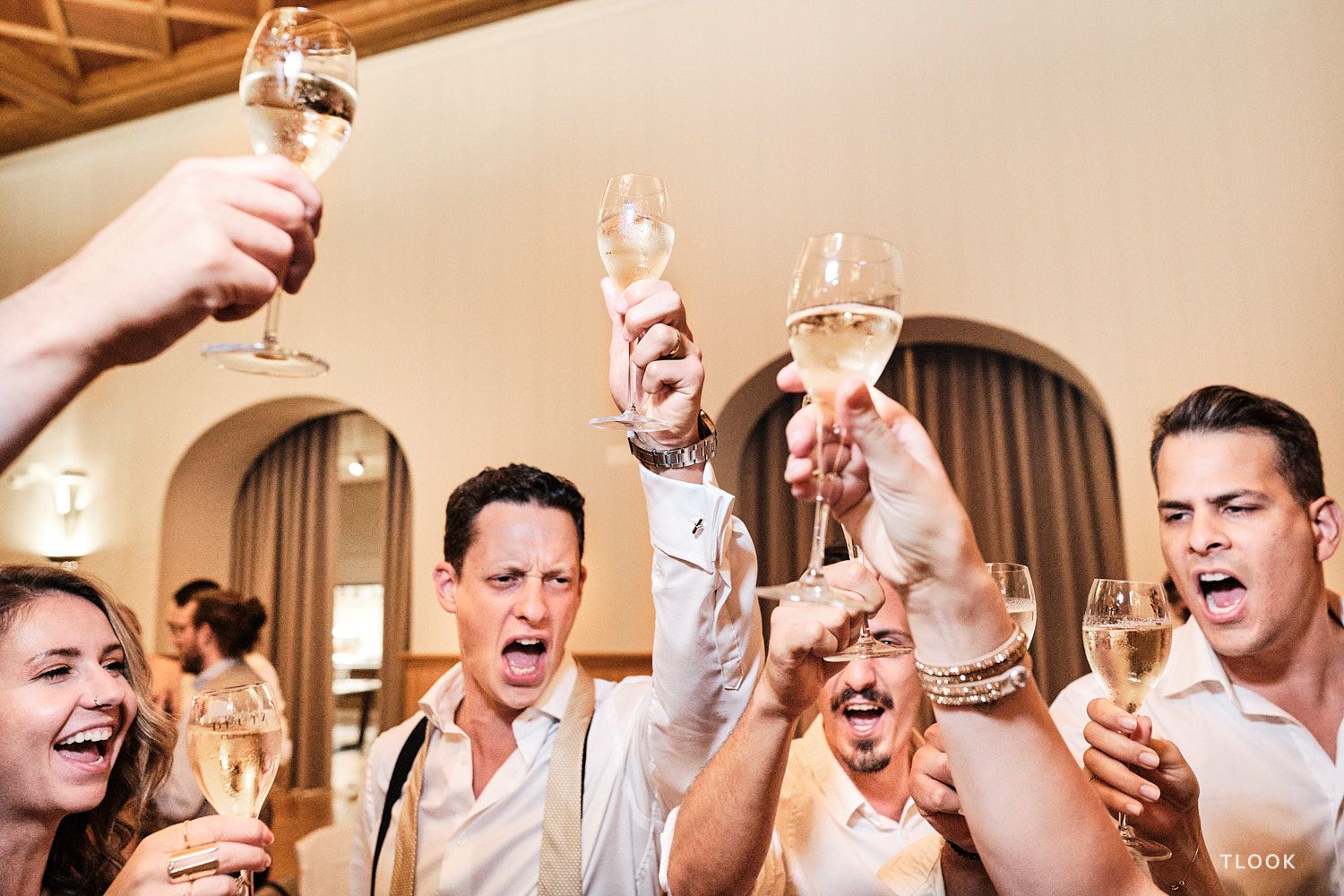 TLOOK photographe de mariage de style documentaire, au royalp de villars soirée santé des invités