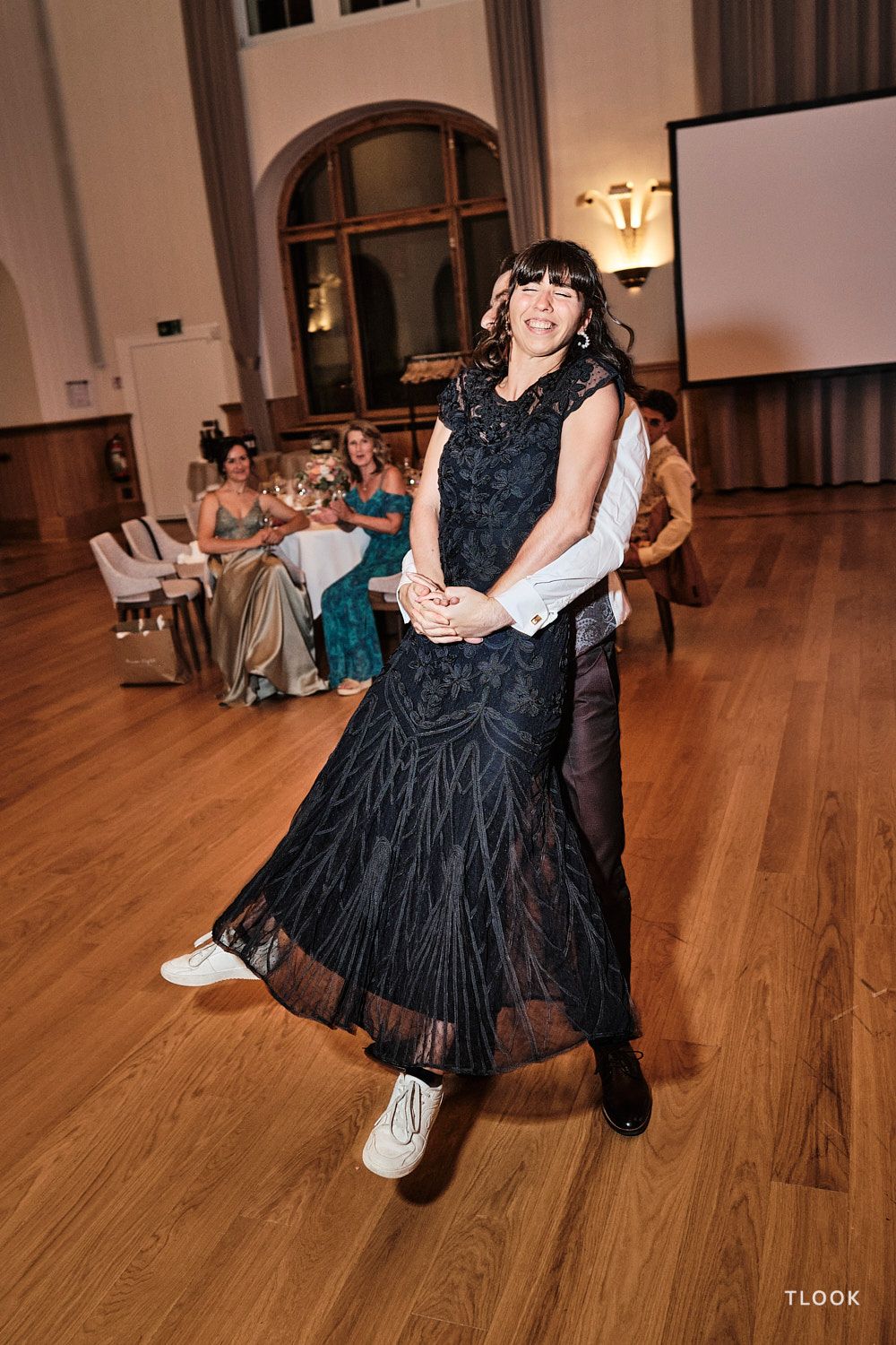 TLOOK photographe de mariage de style documentaire, au royalp de villars soirée première danse des mariés