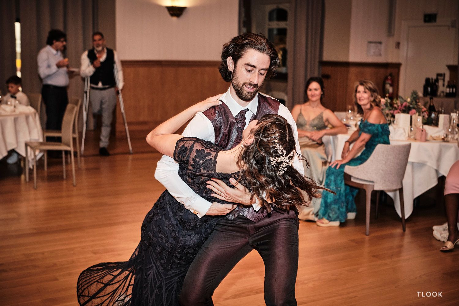 TLOOK photographe de mariage de style documentaire, au royalp de villars soirée première danse des mariés