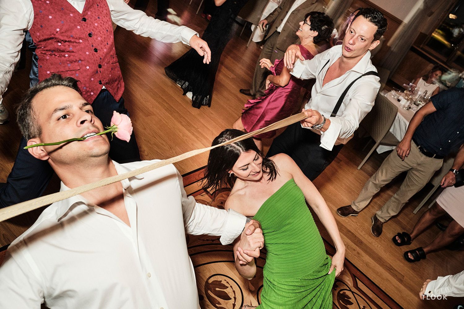 TLOOK photographe de mariage de style documentaire, au royalp de villars soirée danse limbo