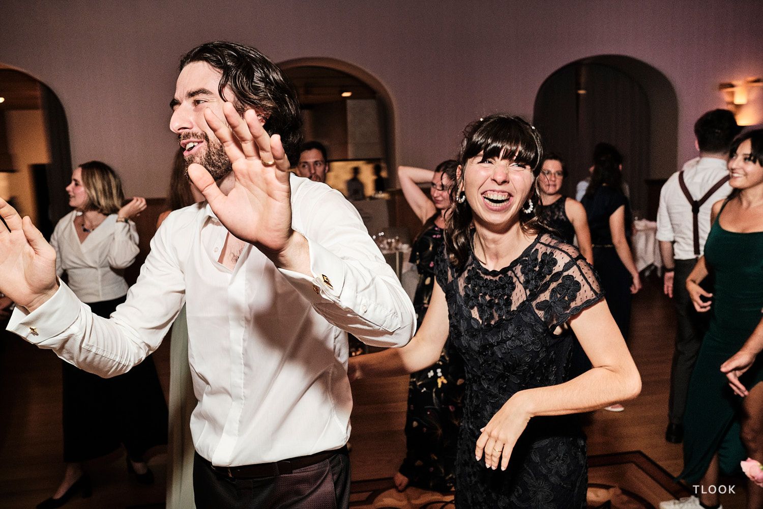 TLOOK photographe de mariage de style documentaire, au royalp de villars soirée dance floor