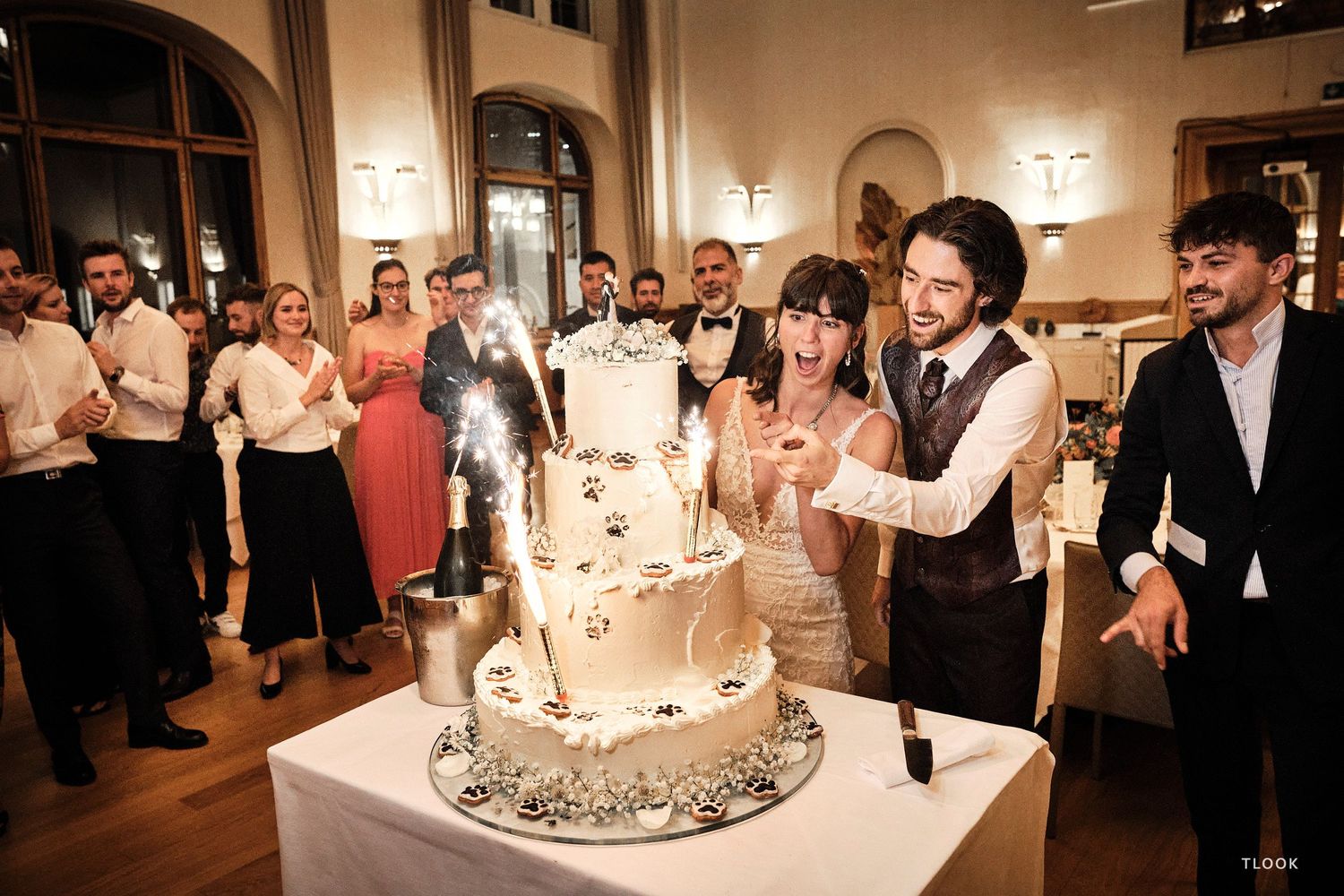 TLOOK photographe de mariage de style documentaire, au royalp de villars soirée coupe du gâteau