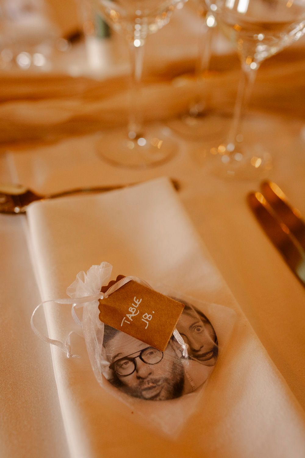 Petit cadeau de mariés à leurs invité sur la décoration de table