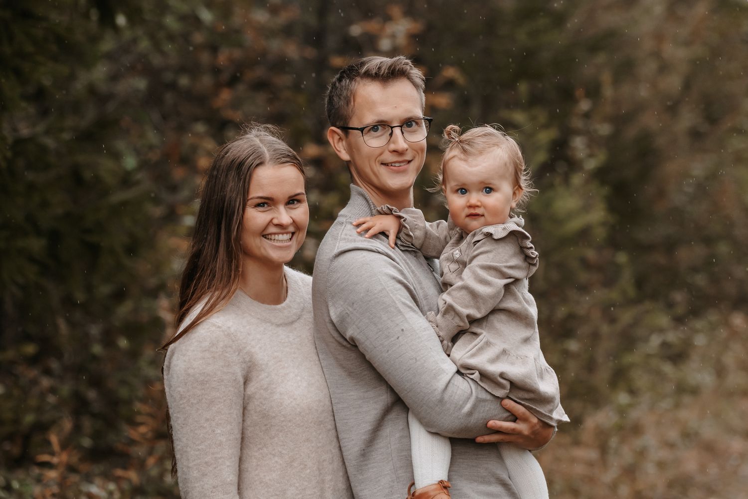 Nydelig familie som valgte utendørs fotografering i Hjelmeland
