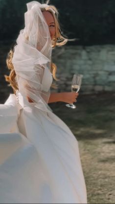 A smartphone on a gimbal stabilizer captures a couple kissing on steps, with the blurred pair visible in the background.