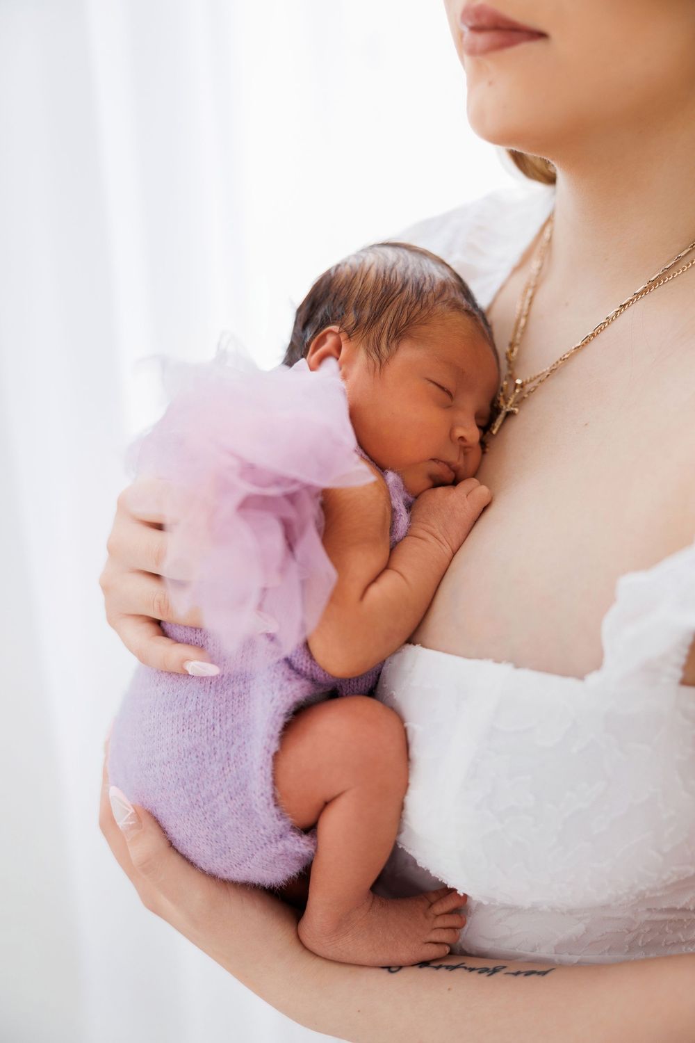 Chicago newborn photography sessions featuring luxury studio and lifestyle portraits. Natural, timeless newborn images for modern families i