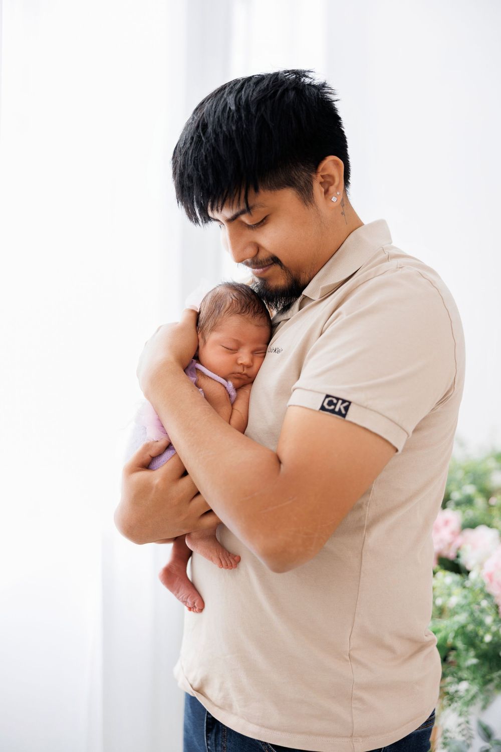 Chicago newborn photography sessions featuring luxury studio and lifestyle portraits. Natural, timeless newborn images for modern families i