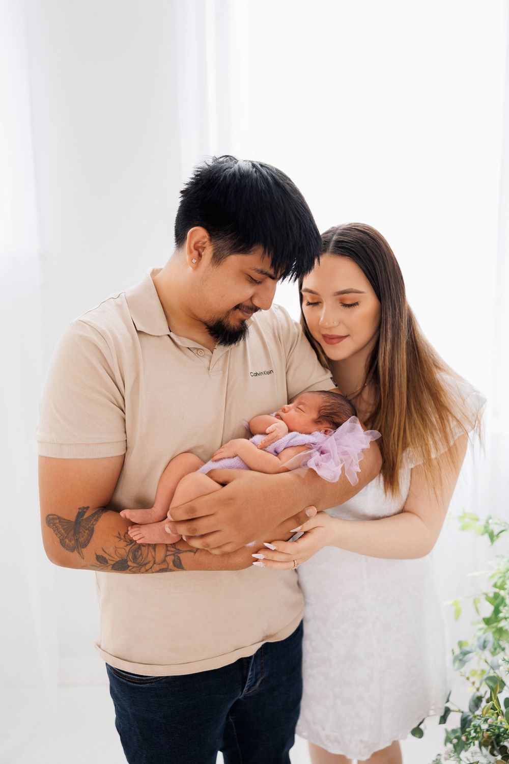 Chicago newborn photography sessions featuring luxury studio and lifestyle portraits. Natural, timeless newborn images for modern families i