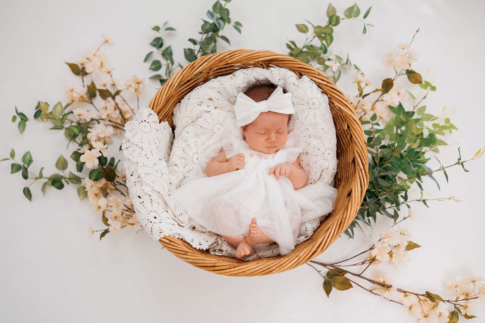 Chicago newborn photography sessions featuring luxury studio and lifestyle portraits. Natural, timeless newborn images for modern families i