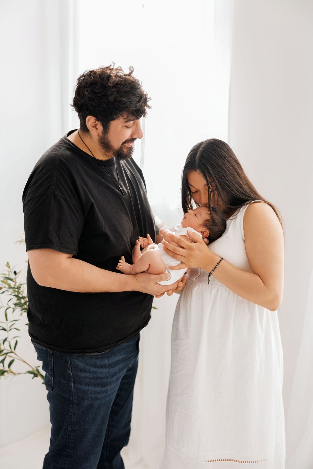 Chicago newborn photography sessions featuring luxury studio and lifestyle portraits. Natural, timeless newborn images for modern families i