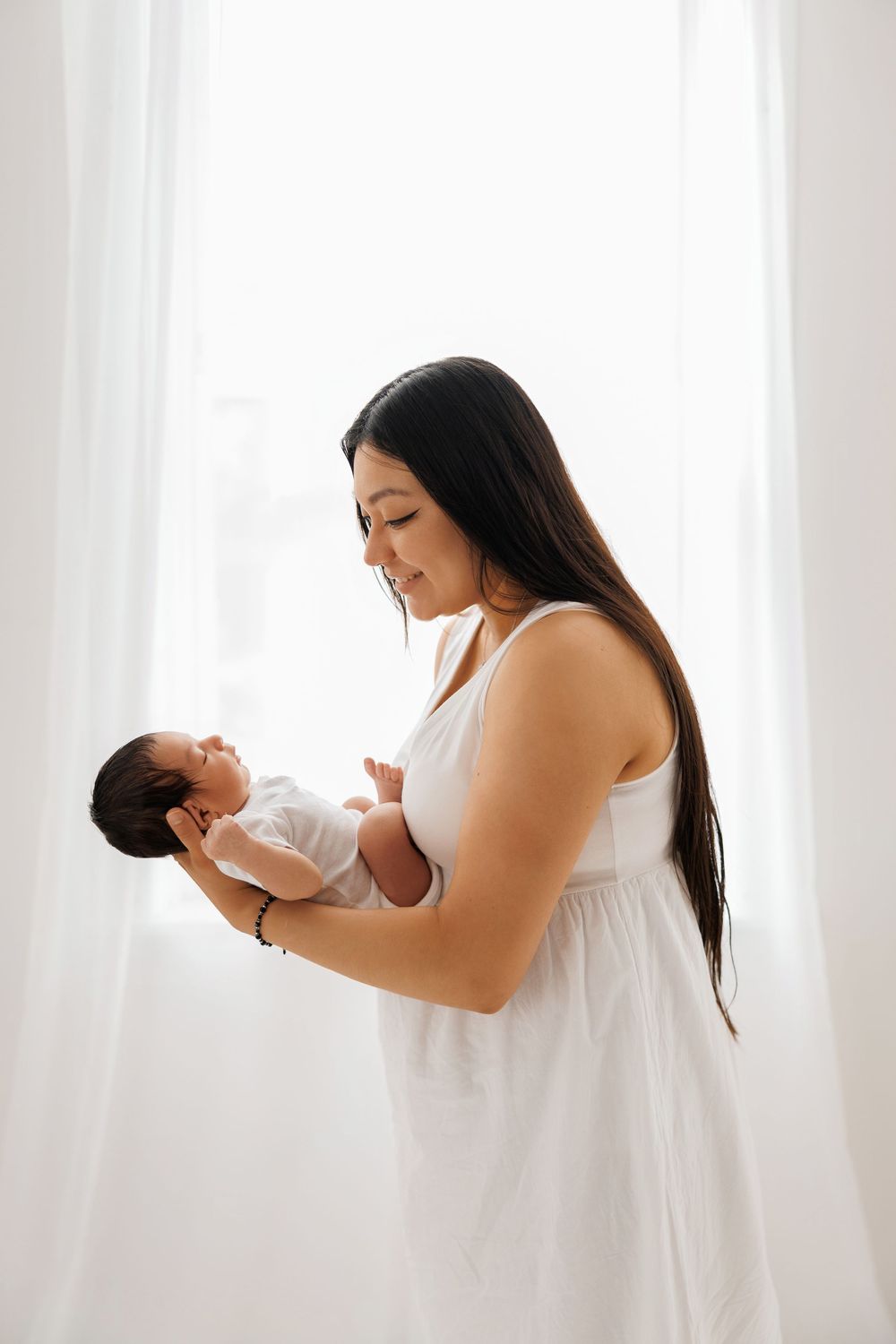 Chicago newborn photography sessions featuring luxury studio and lifestyle portraits. Natural, timeless newborn images for modern families i