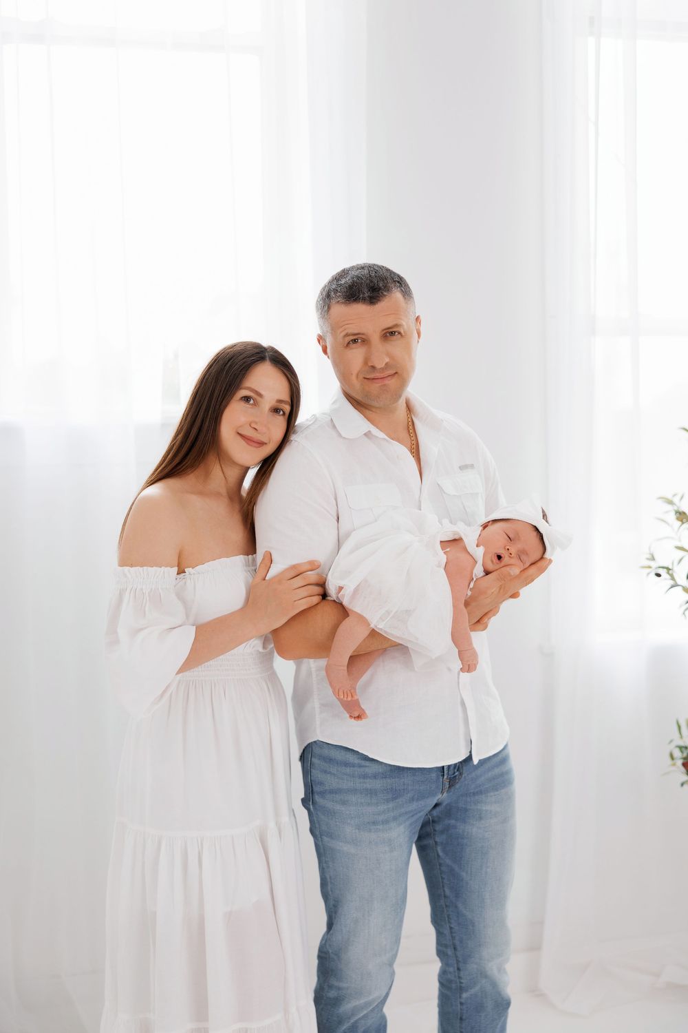 Chicago newborn photography sessions featuring luxury studio and lifestyle portraits. Natural, timeless newborn images for modern families i