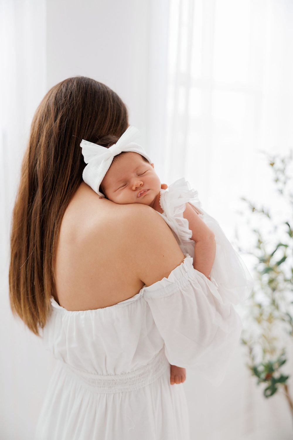 Chicago newborn photography sessions featuring luxury studio and lifestyle portraits. Natural, timeless newborn images for modern families i