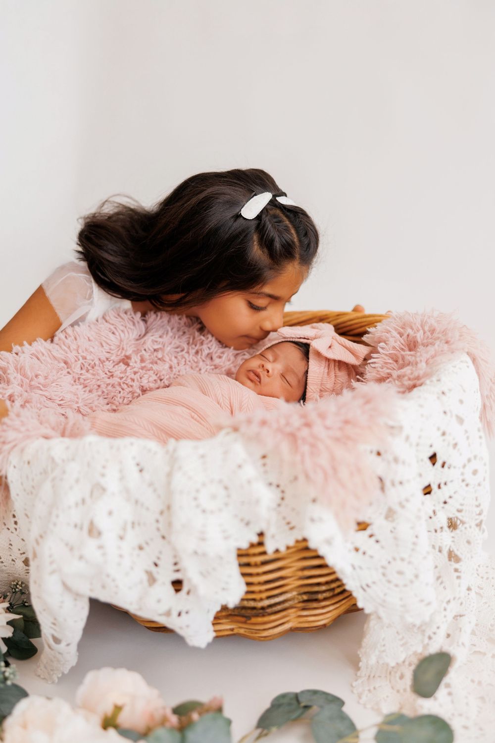 Chicago newborn photography sessions featuring luxury studio and lifestyle portraits. Natural, timeless newborn images for modern families i