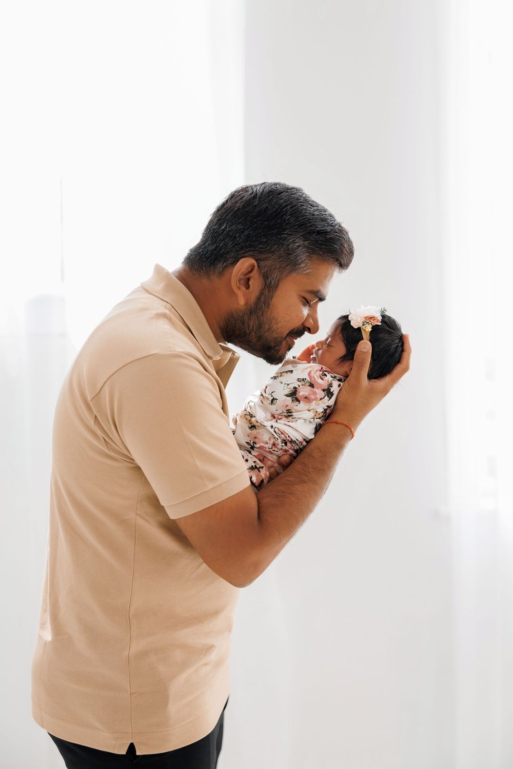 Chicago newborn photography sessions featuring luxury studio and lifestyle portraits. Natural, timeless newborn images for modern families i