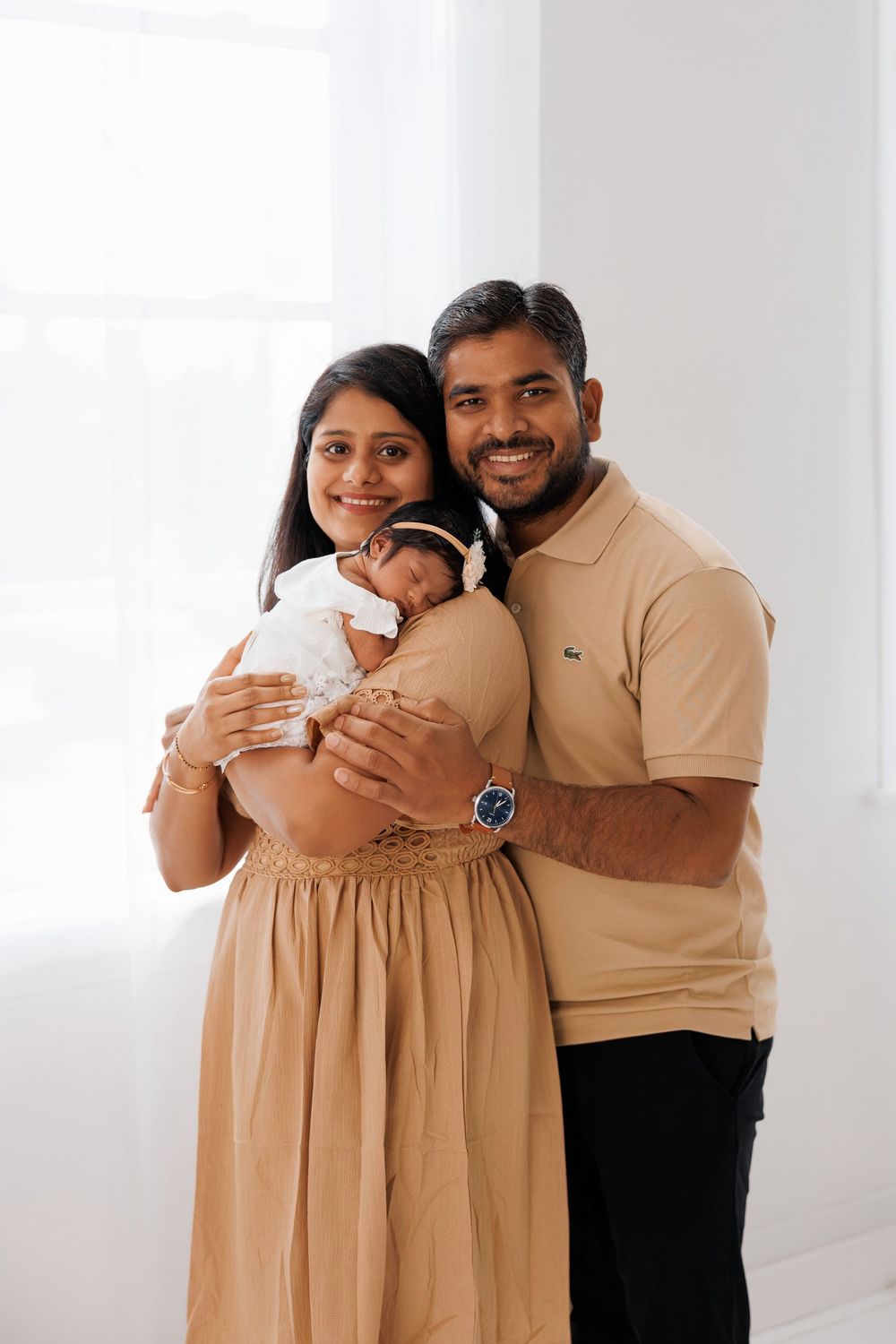 Chicago newborn photography sessions featuring luxury studio and lifestyle portraits. Natural, timeless newborn images for modern families i