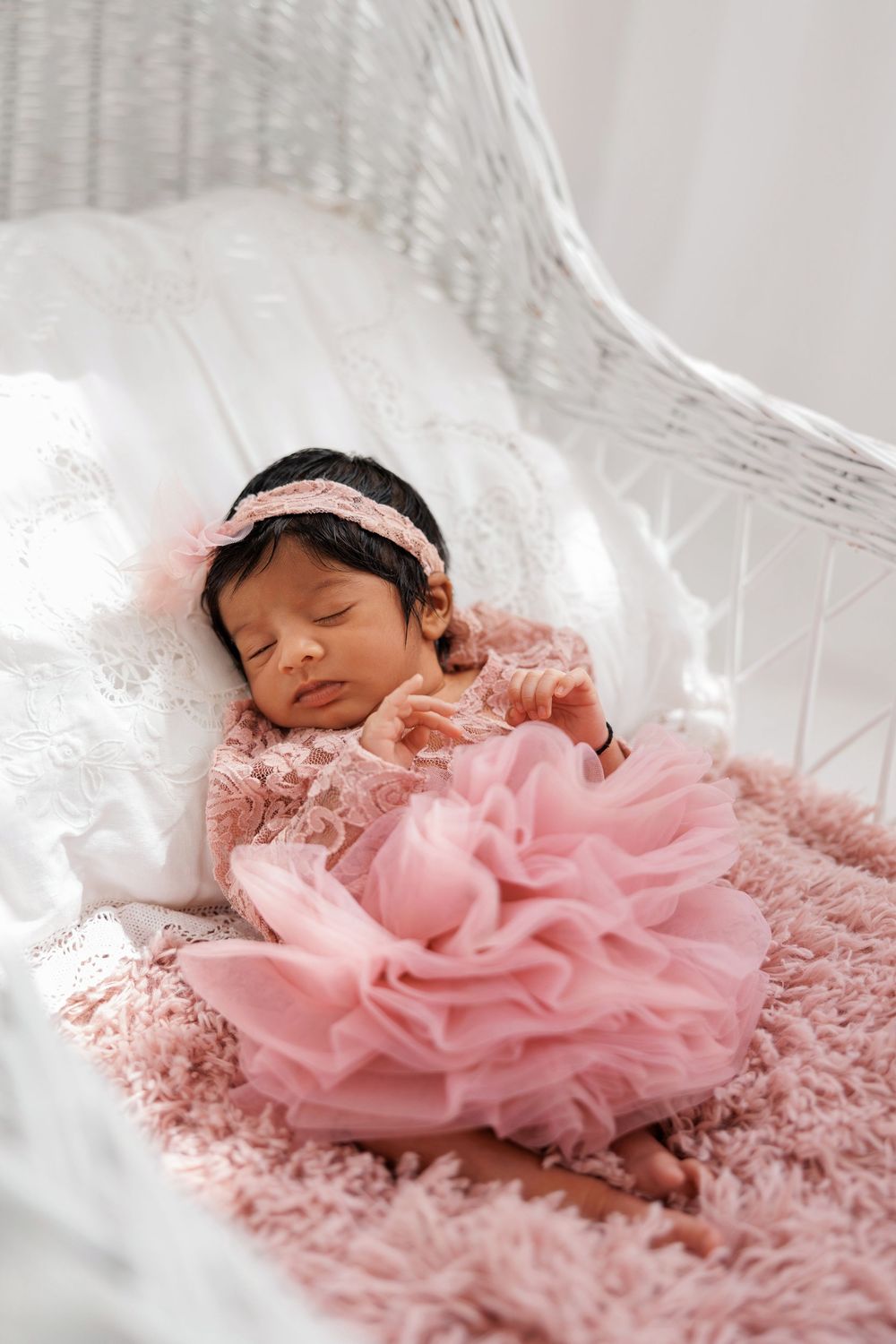 Chicago newborn photography sessions featuring luxury studio and lifestyle portraits. Natural, timeless newborn images for modern families i