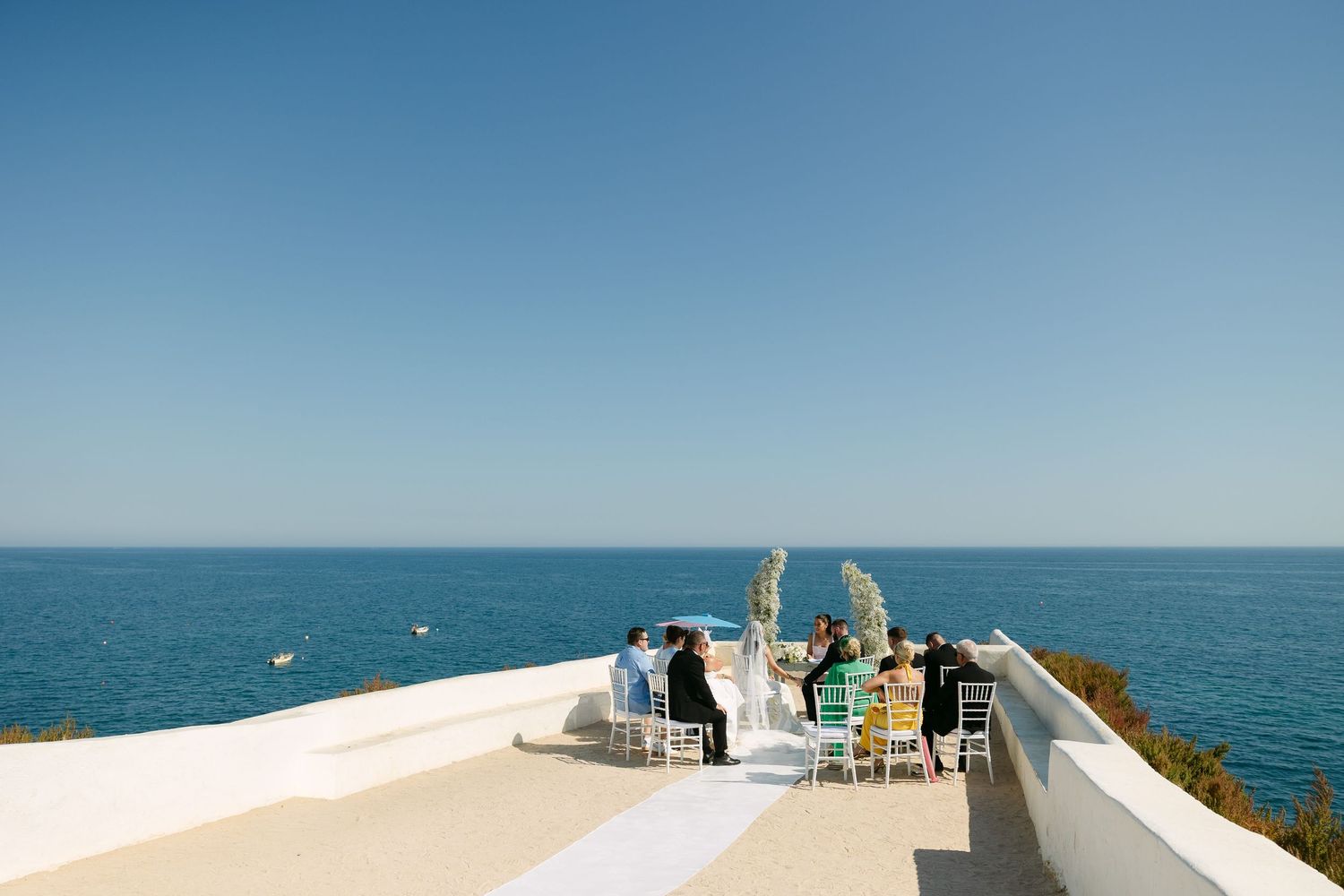Cerimónia intima e elegante no terraço branco sobre o mar na Senhora da Rocha, Lady of the Rock,  Porches, Algarve.