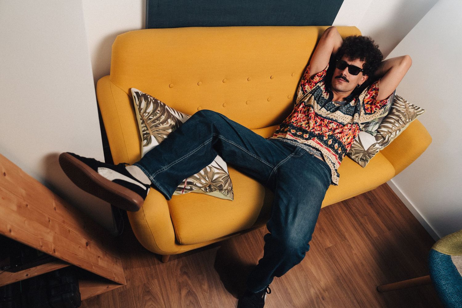 Foto di Renato d'amico cantautore italiano per presentazione del suo nuovo singolo a Carrara nello studio Albagabba