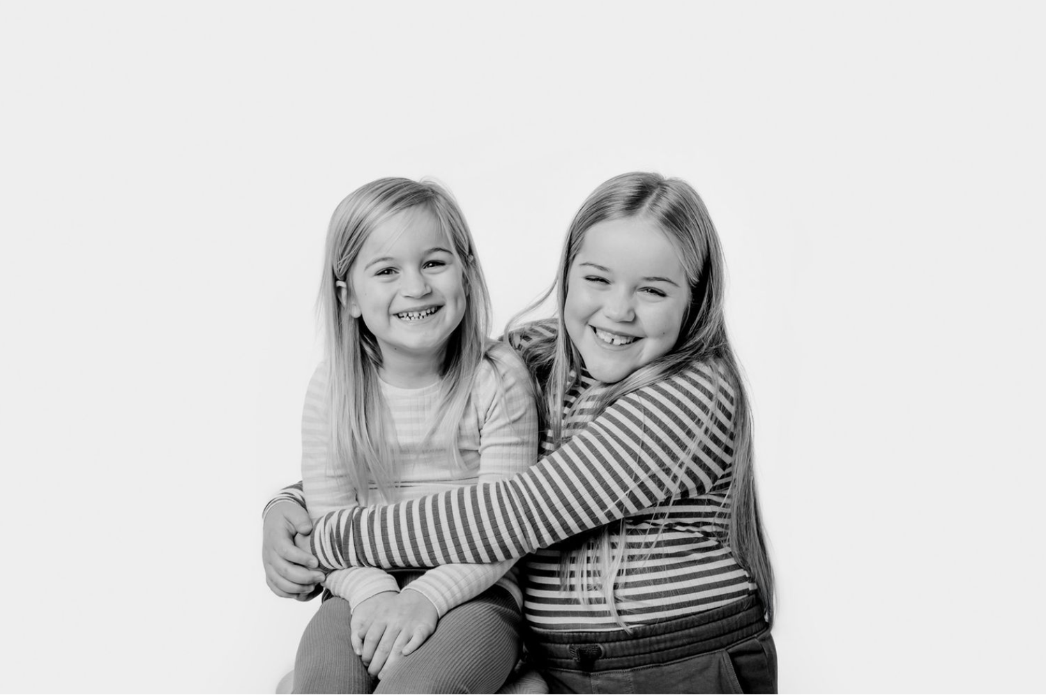Børn, der leger og griner sammen i et studio i Middelfart. Fotograf Middelfart