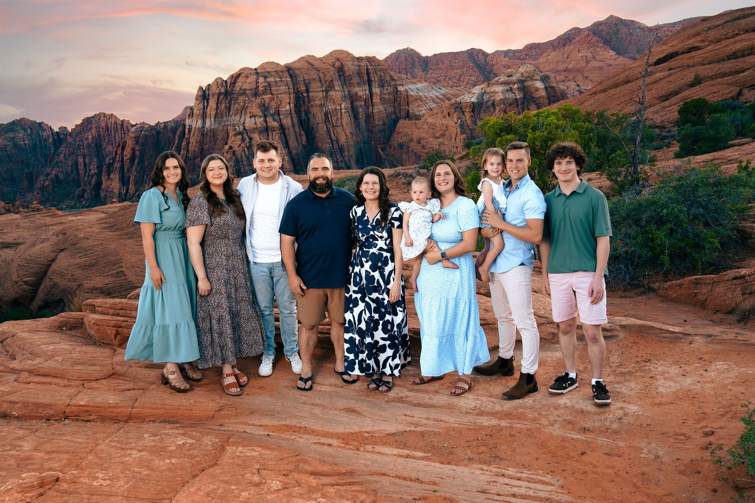 snow-canyon-family-photo-red-rock-vibrant-ivins-st-george-margie-temme-outdoor-reunion-extended-family-photography-scenic-large-family-color