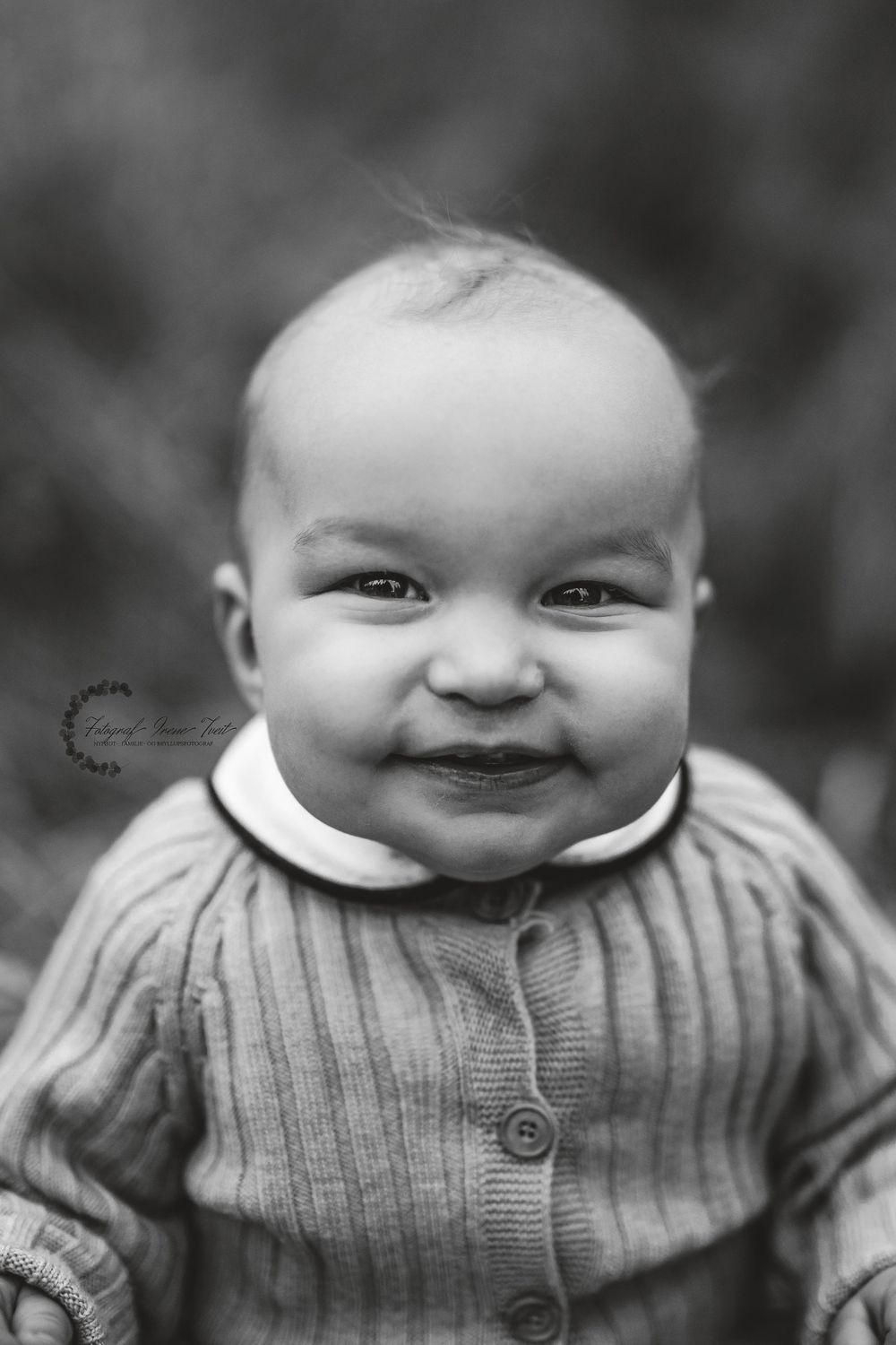 profesjonell fotograf haugalandet studiofoto haugesund, karmøy foto, 1 åring som smiler når fotograf irene tveit fotograferer han i skogen