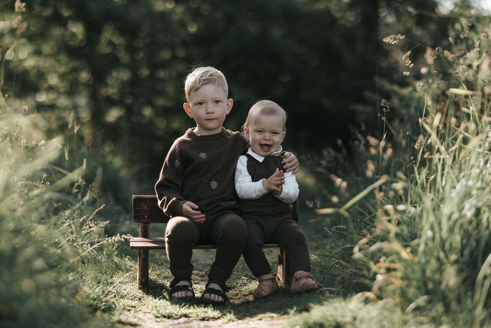 familiefoto haugesund irene tveit, søskenfot haugesund irene tveit fotograf, søsken og familie fotograf i haugesund, fotografen din