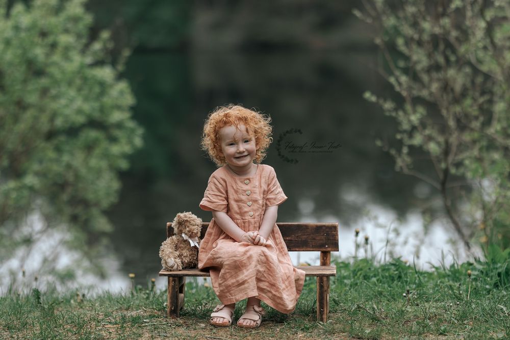 2 års fotografering ved litlafot i kopervik, fotografering ved bygnes, jente på benk på fotografering med fotograf irene tveit, bygnes