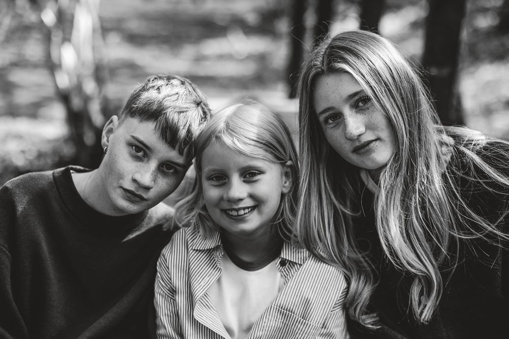 søskenfot i kopervik ves stokkastrand barneskole ved møllen, søsken fotografering tatt i skogen ved møllen av fotograf irene tveit, familie