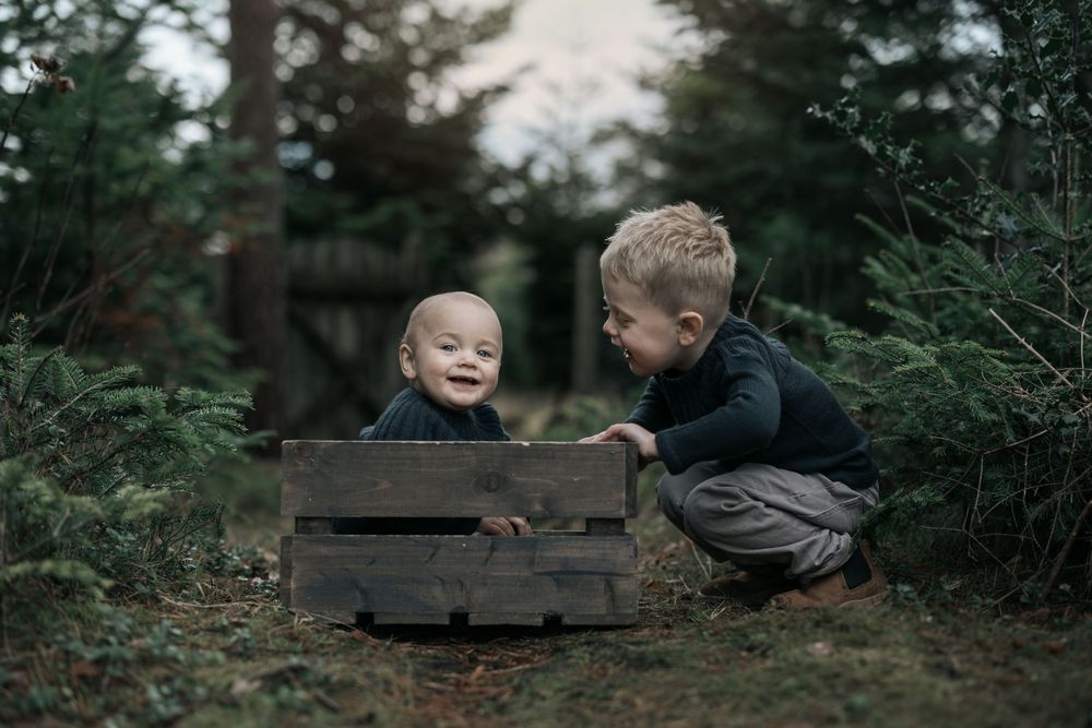 barne fotograf haugalendet, studio haugalandet, profesjonell fotograf haugesund, to brødre som smiler