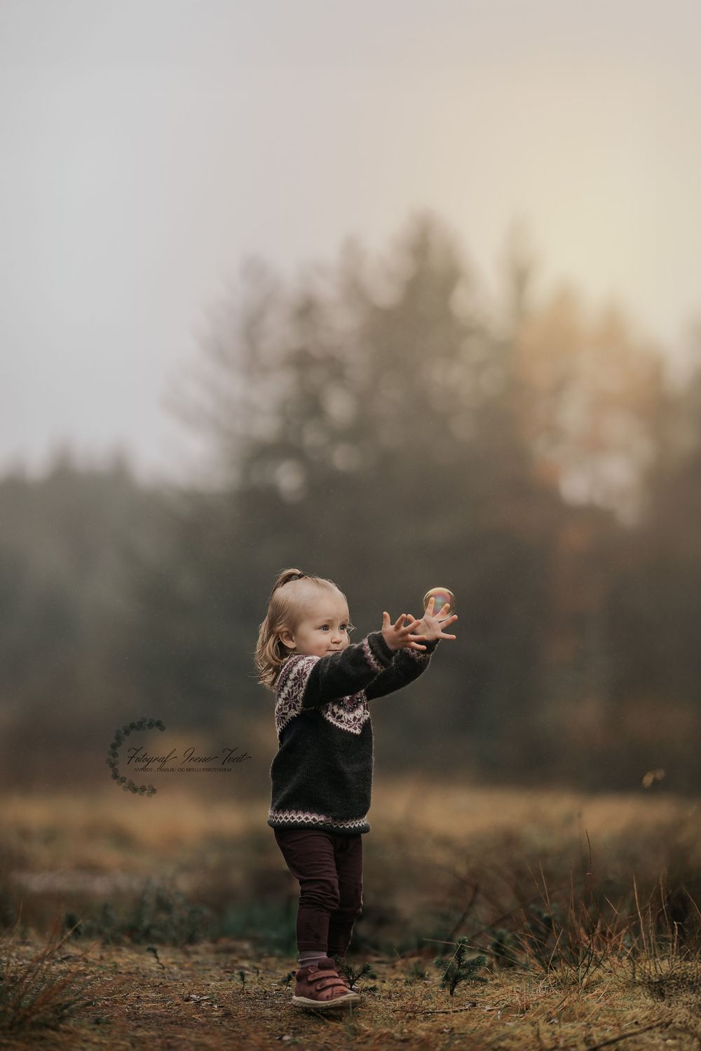 1 årsfotogrfering i skogen i kopervik, jente på 1 år springer etter såpeboble, fotograf irene tveit har tatt bildene i skogen på karmøy