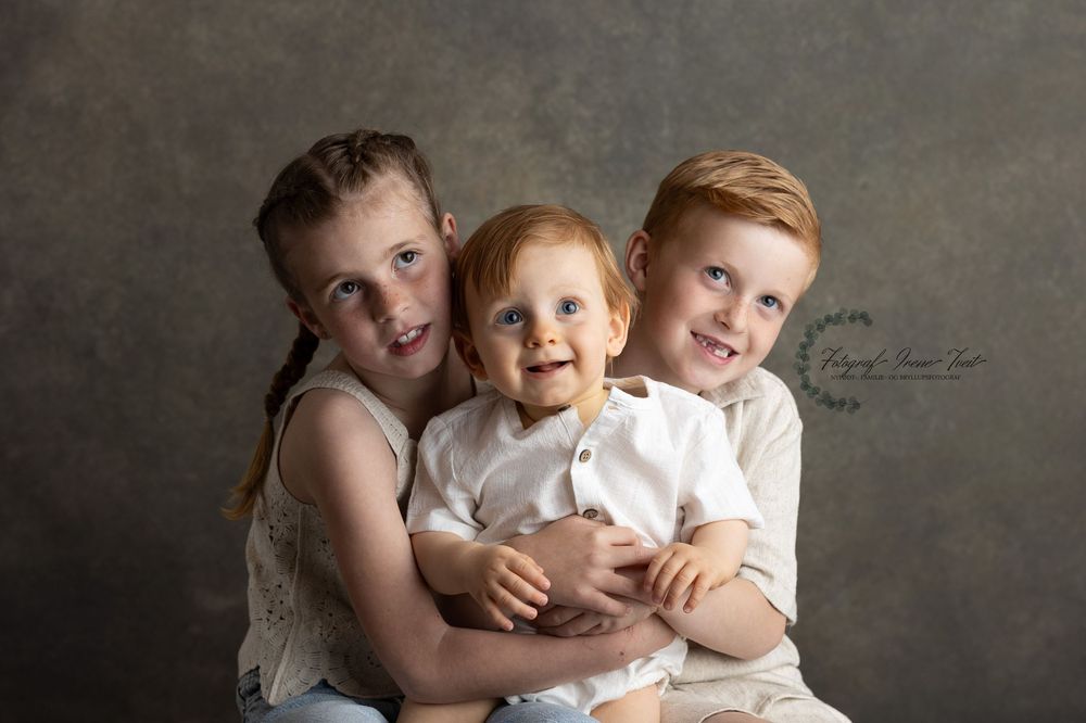 studio foto haugesund, søsken studio haugalandet, profesjonell fotograf studio kopervik, tre søsken fra sauda i studio til fotograf irene