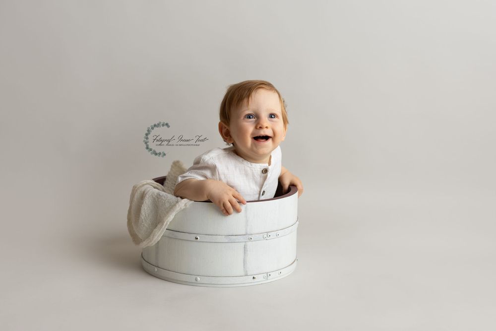 1åring i studio i kopervik, fotograf karmøy og hele haugalandet, barnefotografe, din familiefotograf på haugalandet, en 1 åring i kasse