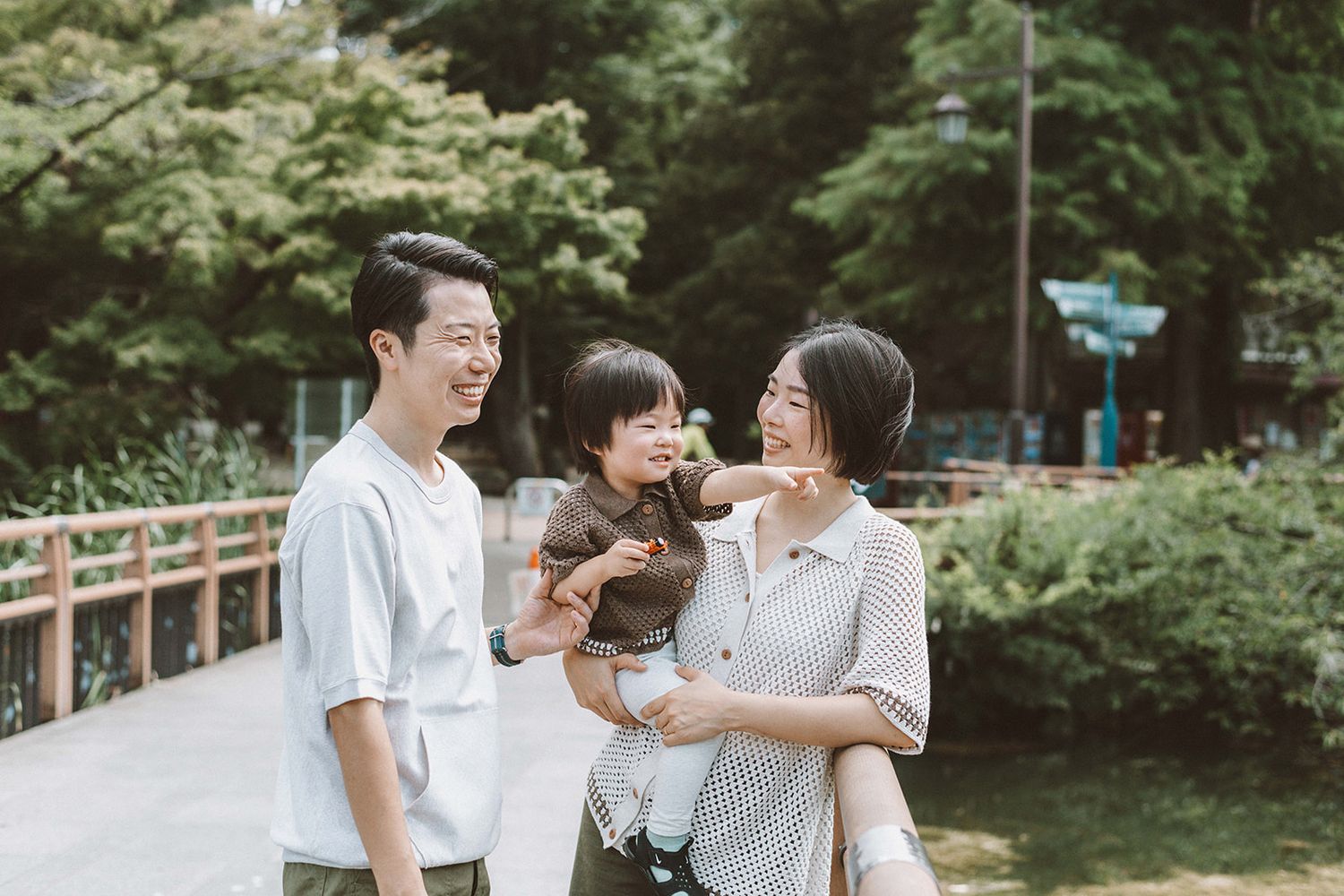 Candid heartful photography of parents and children on Tokyo holiday by Miki Sakai Photography, Tokyo, Japan