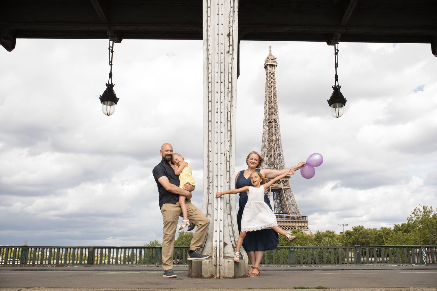 Large group family portraits in front of the Eiffel Tower by Picmytrip Paris.