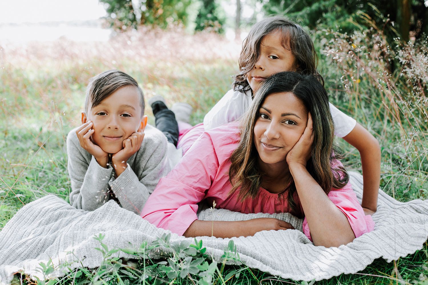 Familjefotografering på Hammarsudde på hammarö. Footgraf Rebecca Nordin Karlstad. På filt.