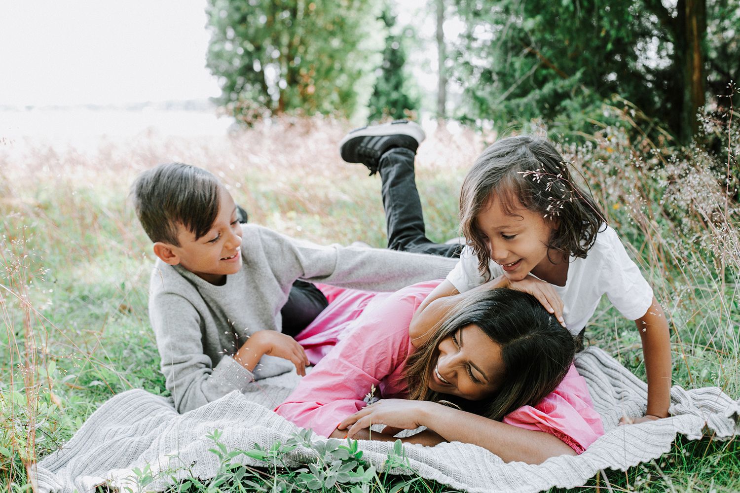 Familjefotografering på Hammarsudde på hammarö. Footgraf Rebecca Nordin Karlstad.
