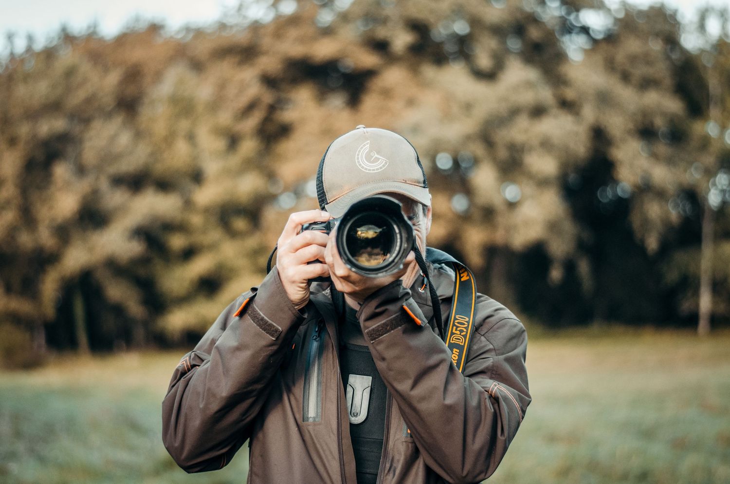 Poule faisane photographiée en vol.
Photo réalisée par Scènes de Chass' photographe spécialisé dans la chasse et la nature