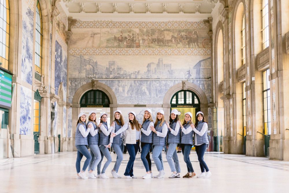 Sessão fotográfica fine art de despedida de solteira, grupo de raparigas na estação de São Bento na cidade do Porto