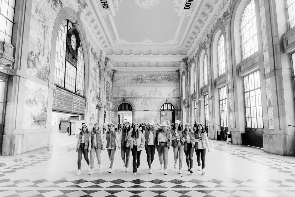 Sessão fotográfica fine art de despedida de solteira, grupo de raparigas na estação de São Bento na cidade do Porto