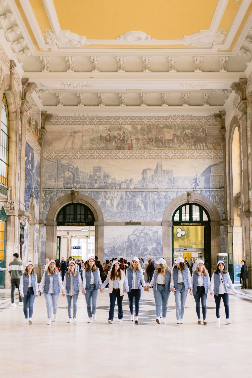 Sessão fotográfica fine art de despedida de solteira, grupo de raparigas na estação de São Bento na cidade do Porto